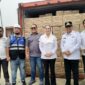 Bupati Natuna Cen Sui Lan bersama Wakil Bupati Natuna Jarmin Sidik dan jajaran terkait saat meninjau serta mengecek langsung pasokan MinyaKita yang tiba di Pelabuhan Selat Lampa, Natuna, Rabu (23/9/2026). Foto: Istimewa 