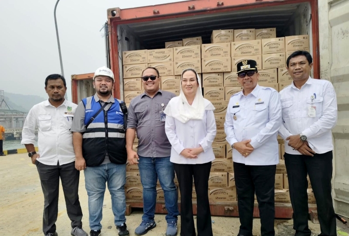 Bupati Natuna Cen Sui Lan bersama Wakil Bupati Natuna Jarmin Sidik dan jajaran terkait saat meninjau serta mengecek langsung pasokan MinyaKita yang tiba di Pelabuhan Selat Lampa, Natuna, Rabu (23/9/2026). Foto: Istimewa