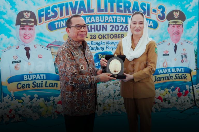 Cen Sui Lan saat membuka secara resmi Festival Literasi Tiga Tingkat Kabupaten Natuna Tahun 2026. Foto: INIKEPRI.COM/NatunaKab