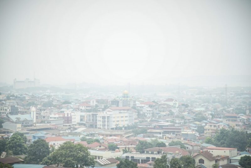 Kota Batam diselimuti kabut asap akibat karhutla. Foto: Istimewa