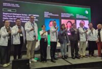 Direktur Utama PLN Batam Kwin Fo dan Wakil Wali Kota Batam sekaligus Wakil Kepala BP Batam Li Claudia Chandra bersama para pembicara dalam sesi Regional Dialogue Series – Indonesia di Data Centre World Asia, Singapura. PLN Batam menyiapkan pengembangan kapasitas pembangkitan secara bertahap mengikuti pertumbuhan kebutuhan listrik. Foto: INIKEPRI.COM/PLN Batam