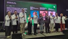 Direktur Utama PLN Batam Kwin Fo dan Wakil Wali Kota Batam sekaligus Wakil Kepala BP Batam Li Claudia Chandra bersama para pembicara dalam sesi Regional Dialogue Series – Indonesia di Data Centre World Asia, Singapura. PLN Batam menyiapkan pengembangan kapasitas pembangkitan secara bertahap mengikuti pertumbuhan kebutuhan listrik. Foto: INIKEPRI.COM/PLN Batam 