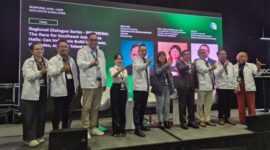 Direktur Utama PLN Batam Kwin Fo dan Wakil Wali Kota Batam sekaligus Wakil Kepala BP Batam Li Claudia Chandra bersama para pembicara dalam sesi Regional Dialogue Series – Indonesia di Data Centre World Asia, Singapura. PLN Batam menyiapkan pengembangan kapasitas pembangkitan secara bertahap mengikuti pertumbuhan kebutuhan listrik. Foto: INIKEPRI.COM/PLN Batam 