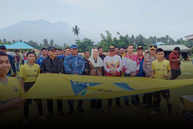 Bupati Natuna, Cen Sui Lan, resmi membuka Turnamen Piala Bupati Natuna Tahun 2026 untuk cabang olahraga sepak bola dan bola voli. Foto: NatunaKab