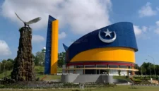 Masjid Tanjak, salah satu landmark Kota Batam. Foto: Istimewa