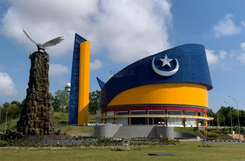 Masjid Tanjak, salah satu landmark Kota Batam. Foto: Istimewa