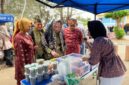 Bupati Natuna Cen Sui Lan dan Wakil Bupati Jarmin saat melihat salah satu dagangan UMKM beberapa waktu lalu. Foto: INIKEPRI.COM