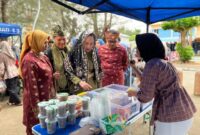 Bupati Natuna Cen Sui Lan dan Wakil Bupati Jarmin saat melihat salah satu dagangan UMKM beberapa waktu lalu. Foto: INIKEPRI.COM