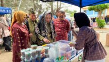 Bupati Natuna Cen Sui Lan dan Wakil Bupati Jarmin saat melihat salah satu dagangan UMKM beberapa waktu lalu. Foto: INIKEPRI.COM