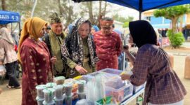 Bupati Natuna Cen Sui Lan dan Wakil Bupati Jarmin saat melihat salah satu dagangan UMKM beberapa waktu lalu. Foto: INIKEPRI.COM