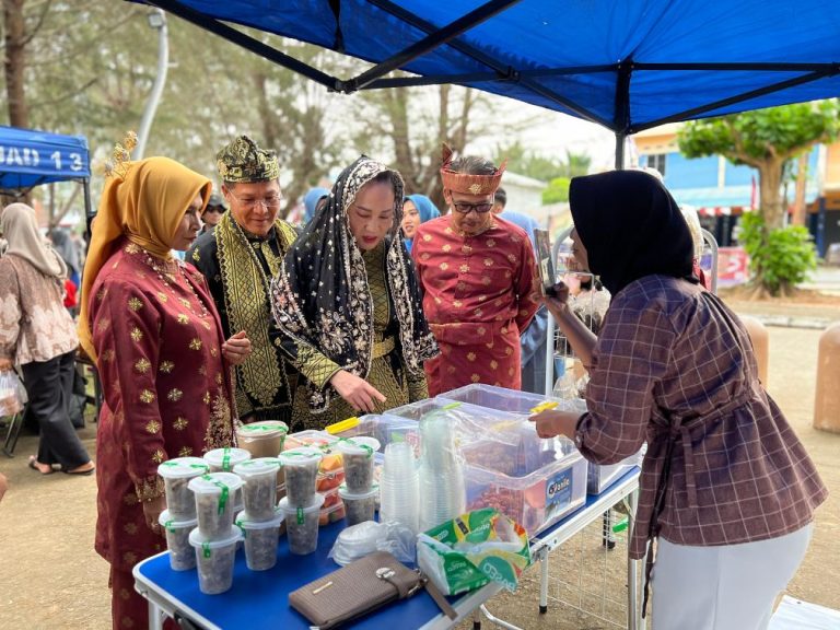 Bupati Natuna Cen Sui Lan dan Wakil Bupati Jarmin saat melihat salah satu dagangan UMKM beberapa waktu lalu. Foto: INIKEPRI.COM