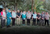 Sekitar 600 peserta dari unsur pemerintah daerah, TNI-Polri, dan masyarakat mengikuti kegiatan gotong royong bersama sejala dengan memperingati HUT ke-81 TNI dan HUT ke-27 Kabupaten Natuna. Foto: INIKEPRI.COM