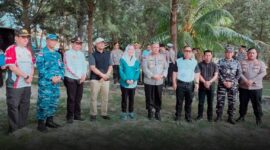 Sekitar 600 peserta dari unsur pemerintah daerah, TNI-Polri, dan masyarakat mengikuti kegiatan gotong royong bersama sejala dengan memperingati HUT ke-81 TNI dan HUT ke-27 Kabupaten Natuna. Foto: INIKEPRI.COM