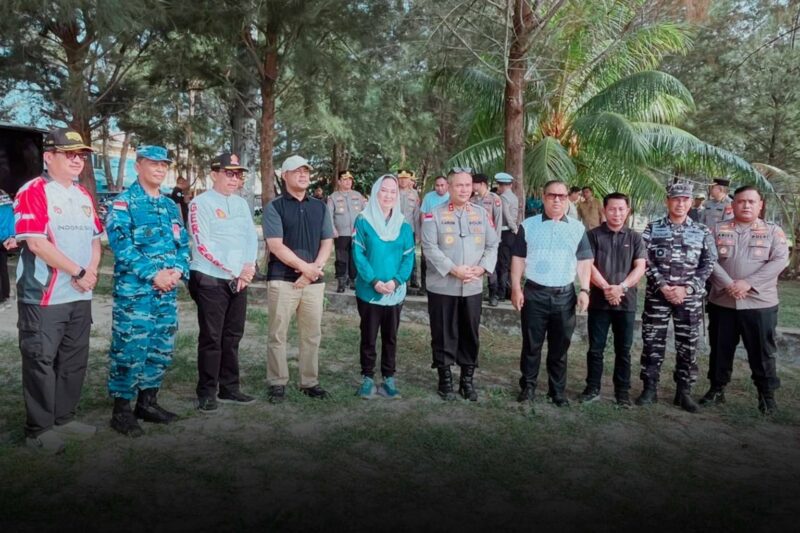 Sekitar 600 peserta dari unsur pemerintah daerah, TNI-Polri, dan masyarakat mengikuti kegiatan gotong royong bersama sejala dengan memperingati HUT ke-81 TNI dan HUT ke-27 Kabupaten Natuna. Foto: INIKEPRI.COM