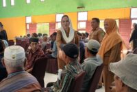 Dialog Bupati Natuna Cen Sui Lan bersama warga, kepala desa, dan aparatur pemerintah di Kecamatan Bunguran Utara. Foto: Istimewa