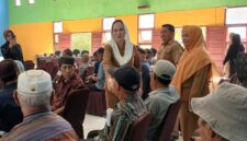 Dialog Bupati Natuna Cen Sui Lan bersama warga, kepala desa, dan aparatur pemerintah di Kecamatan Bunguran Utara. Foto: Istimewa