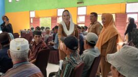 Dialog Bupati Natuna Cen Sui Lan bersama warga, kepala desa, dan aparatur pemerintah di Kecamatan Bunguran Utara. Foto: Istimewa 