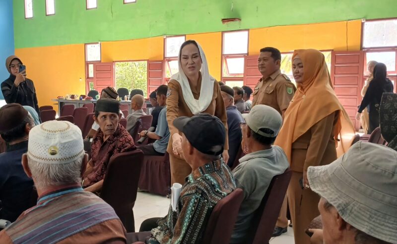 Dialog Bupati Natuna Cen Sui Lan bersama warga, kepala desa, dan aparatur pemerintah di Kecamatan Bunguran Utara. Foto: Istimewa