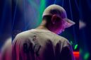 DJ Diaz Jay saat berada di balik turntable, melanjutkan perjalanan 24 tahunnya sebagai DJ di Batam. Foto: Dok. Pribadi Diaz Jay