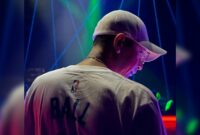 DJ Diaz Jay saat berada di balik turntable, melanjutkan perjalanan 24 tahunnya sebagai DJ di Batam. Foto: Dok. Pribadi Diaz Jay 