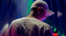 DJ Diaz Jay saat berada di balik turntable, melanjutkan perjalanan 24 tahunnya sebagai DJ di Batam. Foto: Dok. Pribadi Diaz Jay 