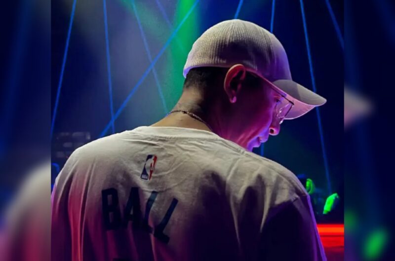 DJ Diaz Jay saat berada di balik turntable, melanjutkan perjalanan 24 tahunnya sebagai DJ di Batam. Foto: Dok. Pribadi Diaz Jay 