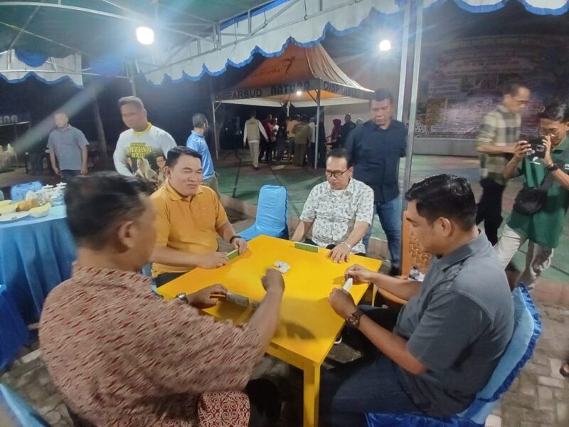 Wakil Bupati Natuna Jarmin secara resmi membuka Open Turnamen Akbar Domino Se-Kabupaten Natuna yang digelar di Alun-Alun Pantai Piwang, pada Jumat (02/10/2026) malam. Foto: Istimewa