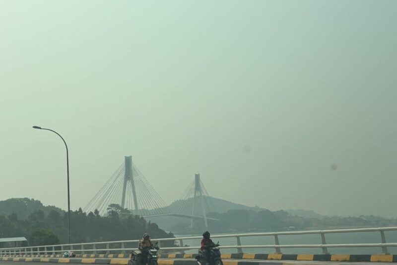 Kabut asap menyelimuti Kota Batam. Foto: Istimewa 
