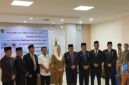 Bupati Natuna Cen Sui Lan dan Wakil Bupati Jarmin berfoto dengan para pejabat yang dilantik. Foto: INIKEPRI.COM