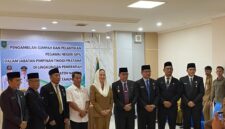 Bupati Natuna Cen Sui Lan dan Wakil Bupati Jarmin berfoto dengan para pejabat yang dilantik. Foto: INIKEPRI.COM