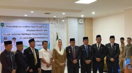 Bupati Natuna Cen Sui Lan dan Wakil Bupati Jarmin berfoto dengan para pejabat yang dilantik. Foto: INIKEPRI.COM