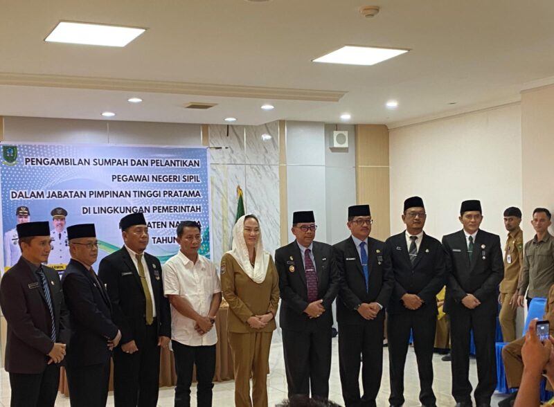 Bupati Natuna Cen Sui Lan dan Wakil Bupati Jarmin berfoto dengan para pejabat yang dilantik. Foto: INIKEPRI.COM