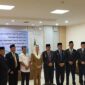Bupati Natuna Cen Sui Lan dan Wakil Bupati Jarmin berfoto dengan para pejabat yang dilantik. Foto: INIKEPRI.COM