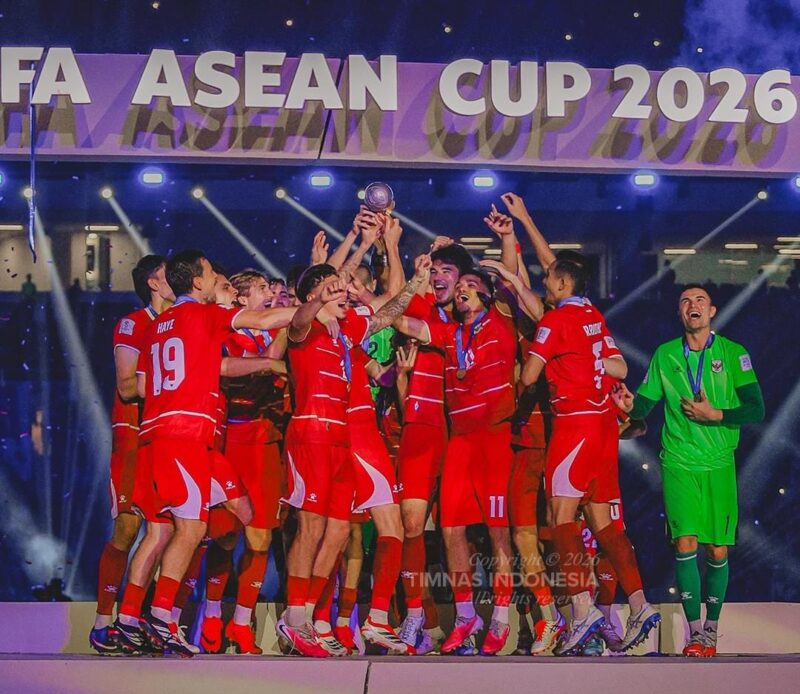 Timnas Indonesia mengangkat tropi. Foto: timnas Indonesia
