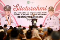 Wali Kota Batam Amsakar bersilaturahmi dengan ketua RT, RW, Lembaga Pemberdayaan Masyarakat (LPM), serta tokoh masyarakat se-Kecamatan Bengkong di Golden Prawn, Selasa (6/10/2026) malam. Foto: INIKEPRI.COM/Media Center Batam 