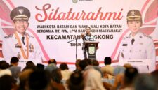 Wali Kota Batam Amsakar bersilaturahmi dengan ketua RT, RW, Lembaga Pemberdayaan Masyarakat (LPM), serta tokoh masyarakat se-Kecamatan Bengkong di Golden Prawn, Selasa (6/10/2026) malam. Foto: INIKEPRI.COM/Media Center Batam 
