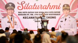 Wali Kota Batam Amsakar bersilaturahmi dengan ketua RT, RW, Lembaga Pemberdayaan Masyarakat (LPM), serta tokoh masyarakat se-Kecamatan Bengkong di Golden Prawn, Selasa (6/10/2026) malam. Foto: INIKEPRI.COM/Media Center Batam 
