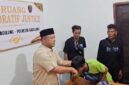 Ketua DPRD Kepri Iman Sutiawan saat menemui para korban di Mapolsek Sagulung, Kota Batam. Foto: INIKEPRI.COM