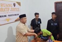 Ketua DPRD Kepri Iman Sutiawan saat menemui para korban di Mapolsek Sagulung, Kota Batam. Foto: INIKEPRI.COM