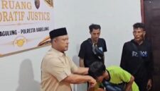 Ketua DPRD Kepri Iman Sutiawan saat menemui para korban di Mapolsek Sagulung, Kota Batam. Foto: INIKEPRI.COM