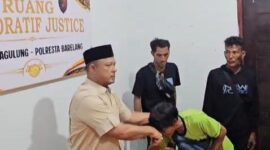 Ketua DPRD Kepri Iman Sutiawan saat menemui para korban di Mapolsek Sagulung, Kota Batam. Foto: INIKEPRI.COM