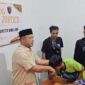 Ketua DPRD Kepri Iman Sutiawan saat menemui para korban di Mapolsek Sagulung, Kota Batam. Foto: INIKEPRI.COM