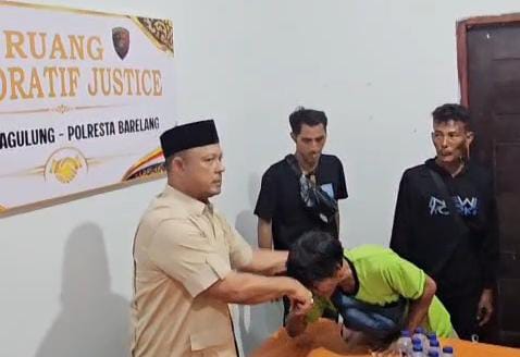 Ketua DPRD Kepri Iman Sutiawan saat menemui para korban di Mapolsek Sagulung, Kota Batam. Foto: INIKEPRI.COM