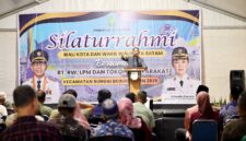 Wali Kota Batam, Amsakar Achmad, menyerap aspirasi masyarakat sekaligus memaparkan capaian program prioritas Pemerintah Kota (Pemko) Batam saat silaturahmi bersama RT, RW, Lembaga Pemberdayaan Masyarakat (LPM), dan tokoh masyarakat Kecamatan Sungai Beduk, Kamis (8/10/2026) malam. Foto: INIKEPRI.COM/Media Center Batam