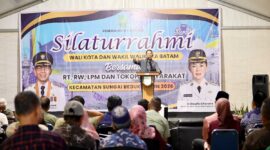 Wali Kota Batam, Amsakar Achmad, menyerap aspirasi masyarakat sekaligus memaparkan capaian program prioritas Pemerintah Kota (Pemko) Batam saat silaturahmi bersama RT, RW, Lembaga Pemberdayaan Masyarakat (LPM), dan tokoh masyarakat Kecamatan Sungai Beduk, Kamis (8/10/2026) malam. Foto: INIKEPRI.COM/Media Center Batam 