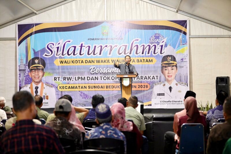 Wali Kota Batam, Amsakar Achmad, menyerap aspirasi masyarakat sekaligus memaparkan capaian program prioritas Pemerintah Kota (Pemko) Batam saat silaturahmi bersama RT, RW, Lembaga Pemberdayaan Masyarakat (LPM), dan tokoh masyarakat Kecamatan Sungai Beduk, Kamis (8/10/2026) malam. Foto: INIKEPRI.COM/Media Center Batam 