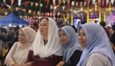 Bupati Natuna Cen Sui Lan saat di Pantai Piwang. Foto: Istimewa 