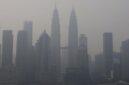 Menara KLCC tertutup kabut asap. Foto: Foto: REUTERS/Hasnoor Hussain