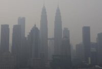 Menara KLCC tertutup kabut asap. Foto: Foto: REUTERS/Hasnoor Hussain