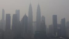 Menara KLCC tertutup kabut asap. Foto: Foto: REUTERS/Hasnoor Hussain